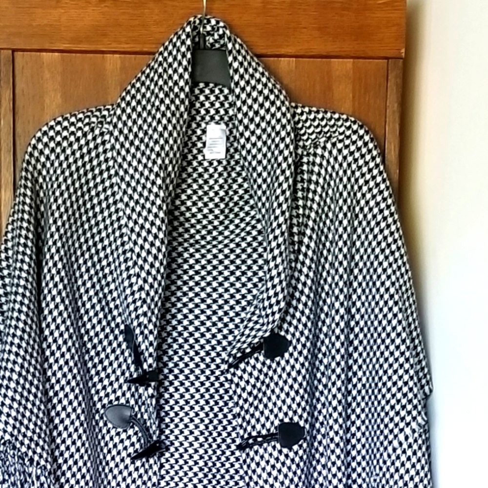 Houndstooth Fringe Poncho - Picture 4 of 5